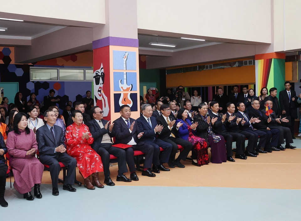 Tổng Bí thư, Chủ tịch nước Tô Lâm và các đại biểu tại Trường liên cấp số 14 mang tên Chủ tịch Hồ Chí Minh. (Ảnh: Trí Dũng/TTXVN)