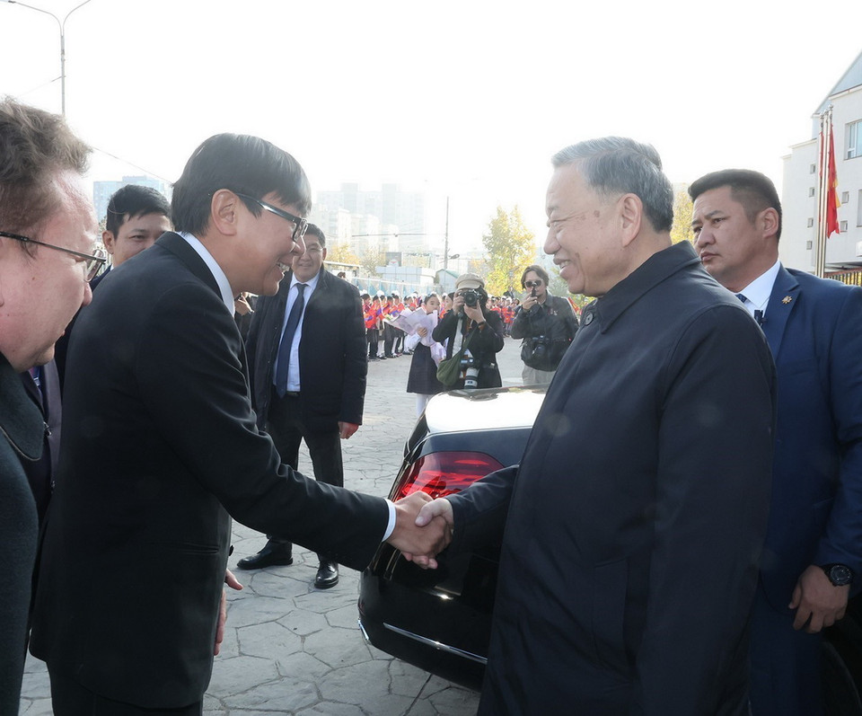 Bộ trưởng Bộ Giáo dục Mông Cổ P. Naranbayar đón Tổng Bí thư, Chủ tịch nước Tô Lâm. (Ảnh: Trí Dũng/TTXVN)