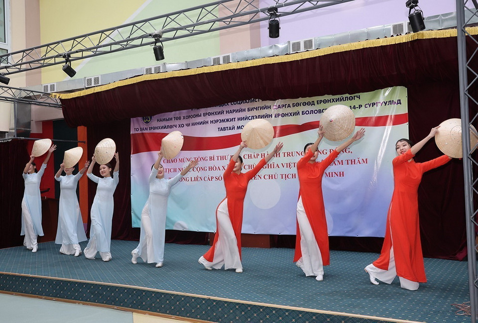 Học sinh Trường liên cấp số 14 biểu diễn văn nghệ chào mừng Tổng Bí thư, Chủ tịch nước Tô Lâm. (Ảnh: Trí Dũng/TTXVN)