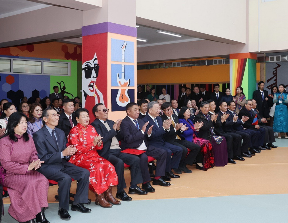 Tổng Bí thư, Chủ tịch nước Tô Lâm và các đại biểu tại Trường liên cấp số 14 mang tên Chủ tịch Hồ Chí Minh. (Ảnh: Trí Dũng/TTXVN)