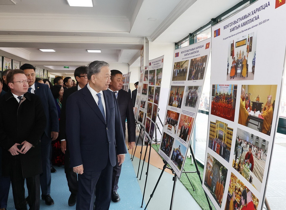 Tổng Bí thư, Chủ tịch nước Tô Lâm xem trưng bày ảnh tại Trường liên cấp số 14 mang tên Chủ tịch Hồ Chí Minh. (Ảnh: Trí Dũng/TTXVN)