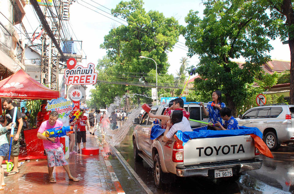 Đôi khi phần 'thắng' nghiêng về những người trên xe. (Phạm Kiên/Vietnam+)