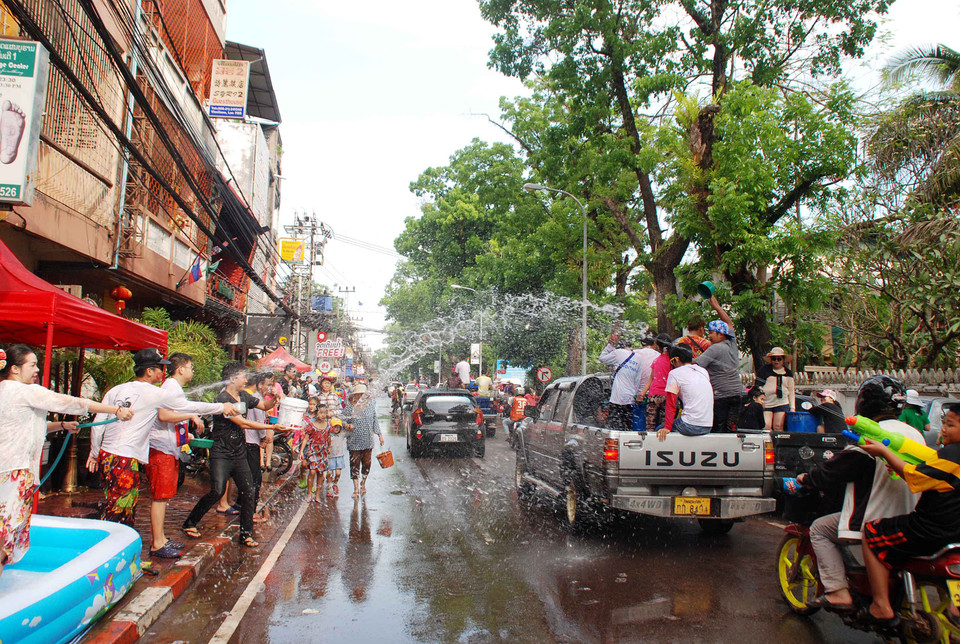 Những 'cuộc chiến' quyết liệt trên các đường phố. (Phạm Kiên/Vietnam+)