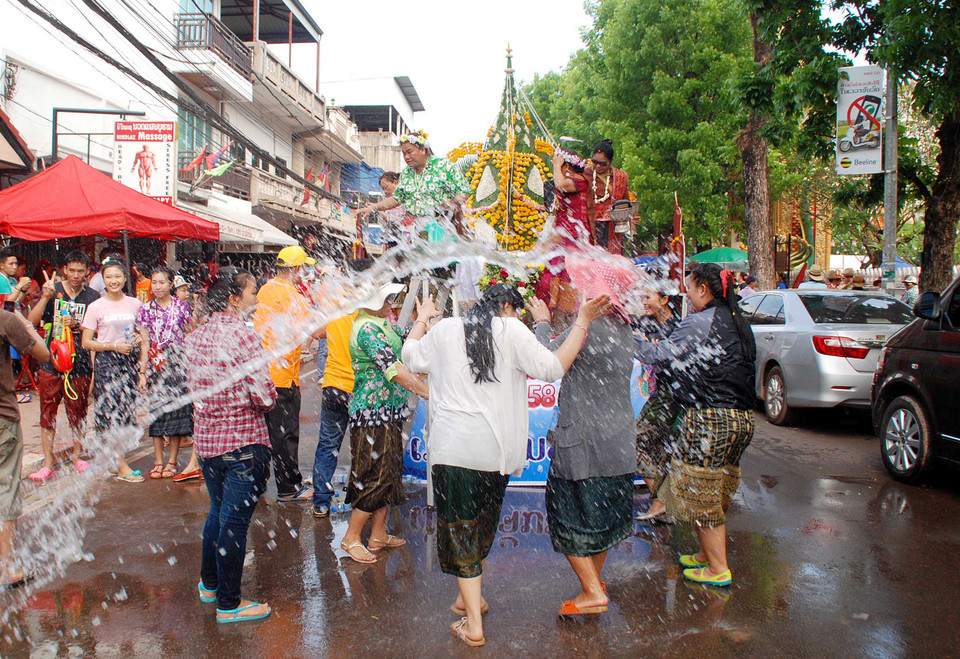 Dưới cơn mưa nước, vẫn múa như thường. (Phạm Kiên/Vietnam+)