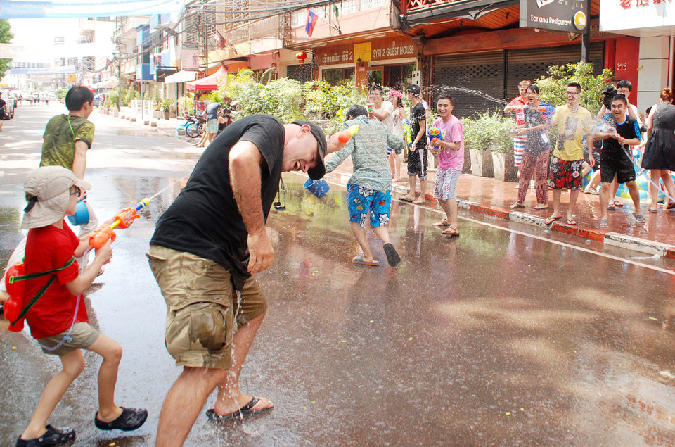 Hoạt động té nước thu hút rất nhiều người tham gia, trong đó có cả du khách nước ngoài. (Phạm Kiên/Vietnam+)