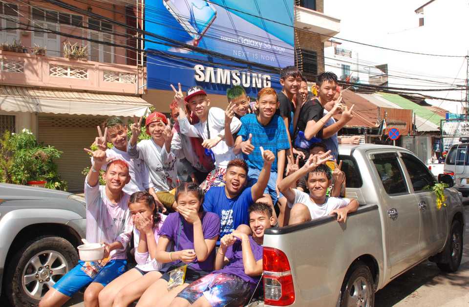 Khi đã ăn mặc và ngồi như thế này, người trên xe đã chấp nhận 'vào trận', sẵn sàng hắt nước vào người khác và ngược lại. (Phạm Kiên/Vietnam+)