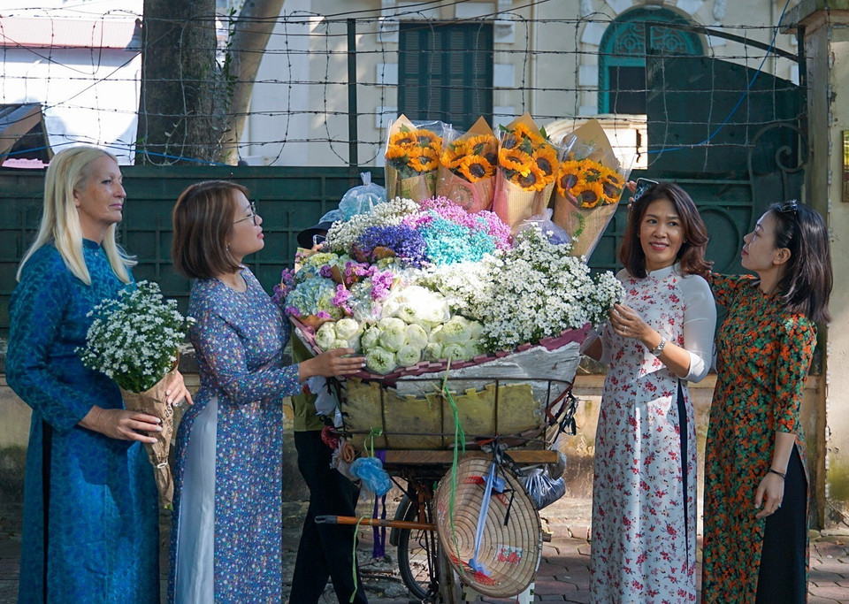 Du khách khi đến với Hà Nội luôn thích thú với các xe hoa rong. (Ảnh: Khánh Hoà/TTXVN)