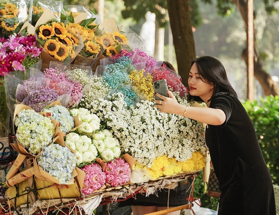 Các xe hoa rực rỡ luôn thu hút sự chú ý của phái đẹp. (Ảnh: Khánh Hoà/TTXVN)