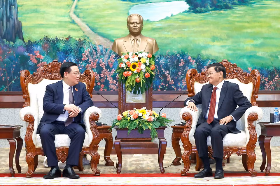 Chủ tịch Quốc hội Vương Đình Huệ hội kiến Tổng Bí thư, Chủ tịch nước Lào Thongloun Sisoulith. (Ảnh: Doãn Tấn/TTXVN)