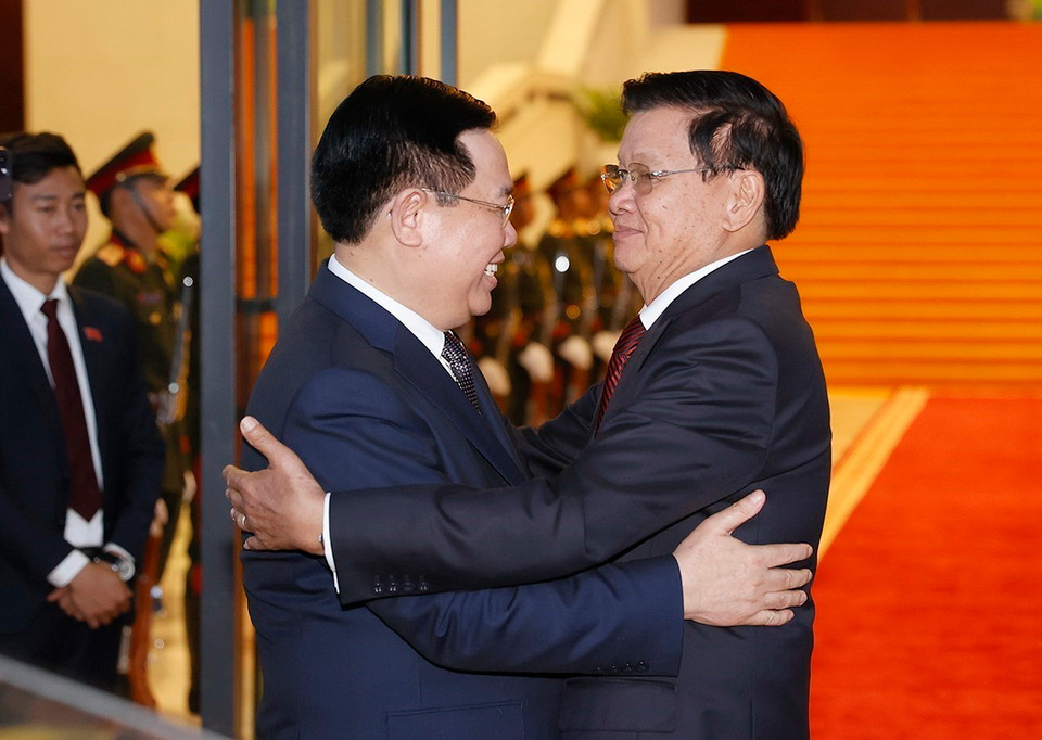 Chủ tịch Quốc hội Vương Đình Huệ và Tổng Bí thư, Chủ tịch nước Lào Thongloun Sisoulith. (Ảnh: Doãn Tấn/TTXVN)