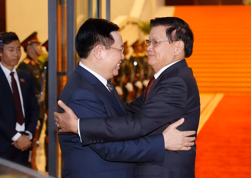 Chủ tịch Quốc hội Vương Đình Huệ và Tổng Bí thư, Chủ tịch nước Lào Thongloun Sisoulith. (Ảnh: Doãn Tấn/TTXVN)