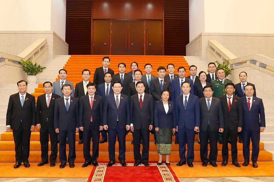 Chủ tịch Quốc hội Vương Đình Huệ và Tổng Bí thư, Chủ tịch nước Lào Thongloun Sisoulith cùng đoàn đại biểu hai nước. (Ảnh: Doãn Tấn/TTXVN)