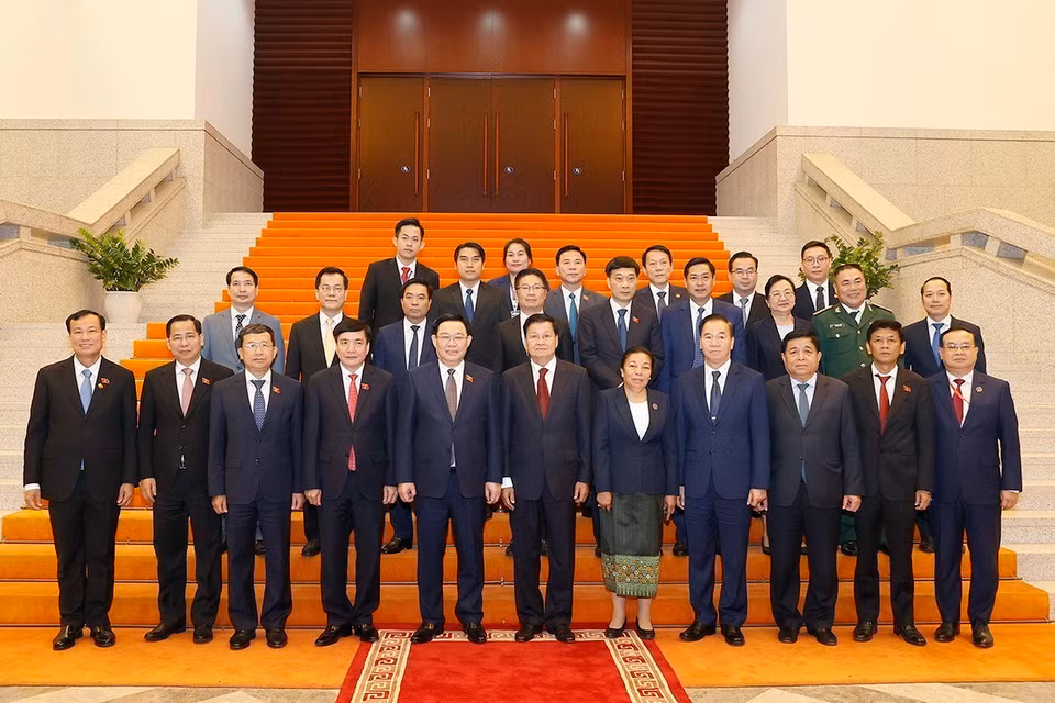 Chủ tịch Quốc hội Vương Đình Huệ và Tổng Bí thư, Chủ tịch nước Lào Thongloun Sisoulith cùng đoàn đại biểu hai nước. (Ảnh: Doãn Tấn/TTXVN)