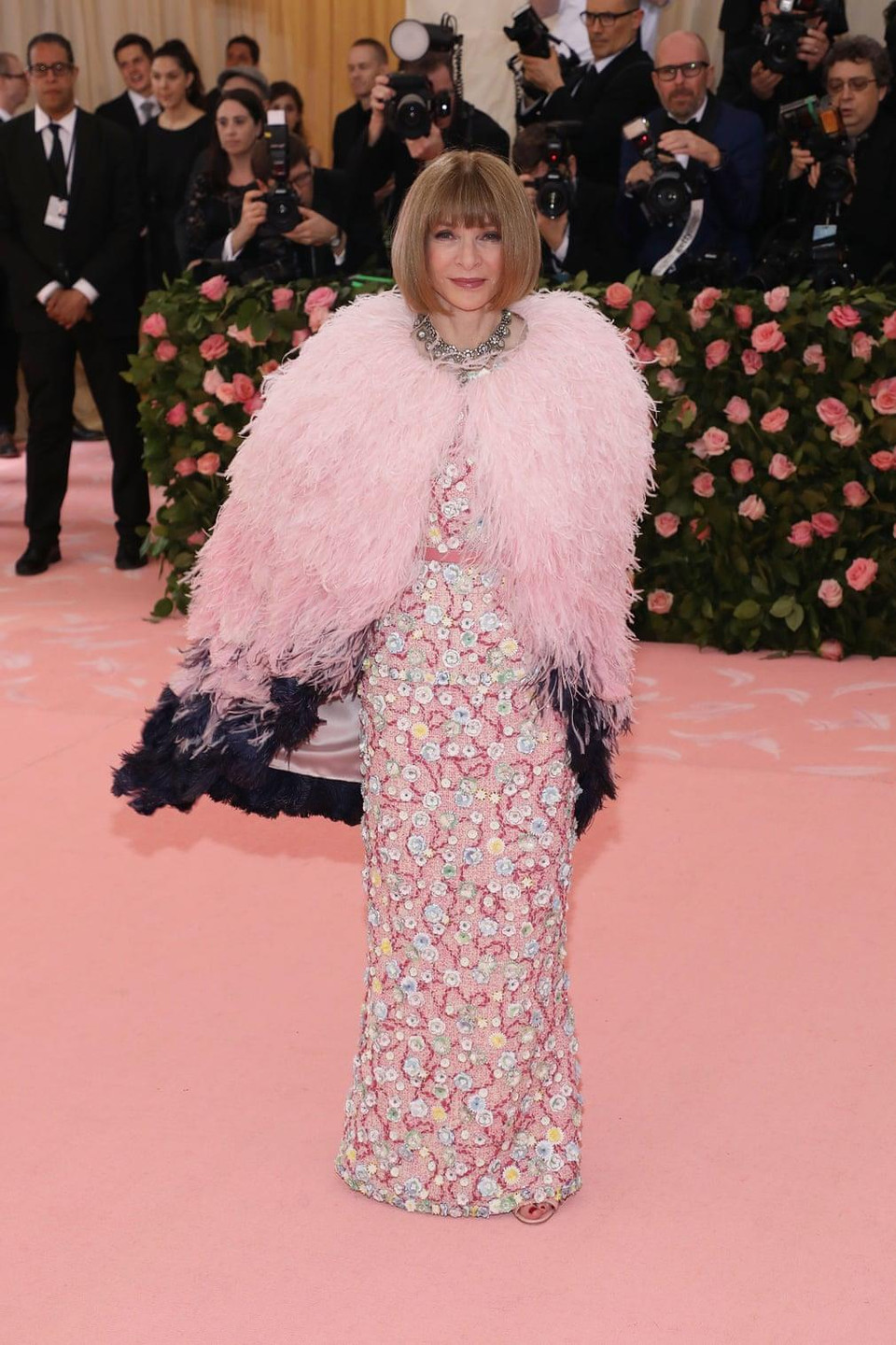 Anna Wintour mặc một chiếc váy lông đính đầy đá màu của hãng Chanel. (Nguồn: Guardian)