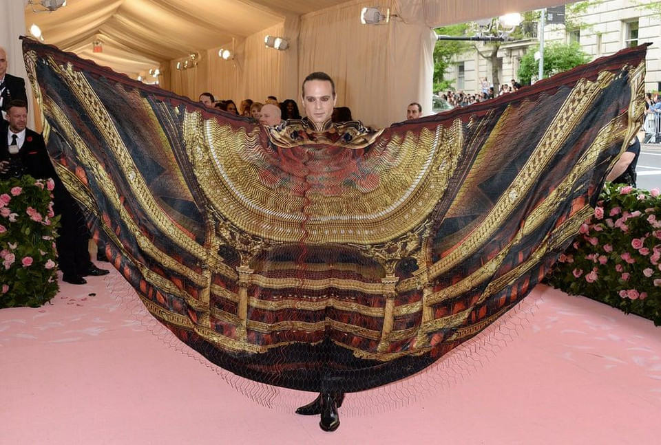 Chủ sở hữu nhà hát Broadway Jordan Roth mặc chiếc áo choàng của Iris van Herpen. (Nguồn: Guardian)