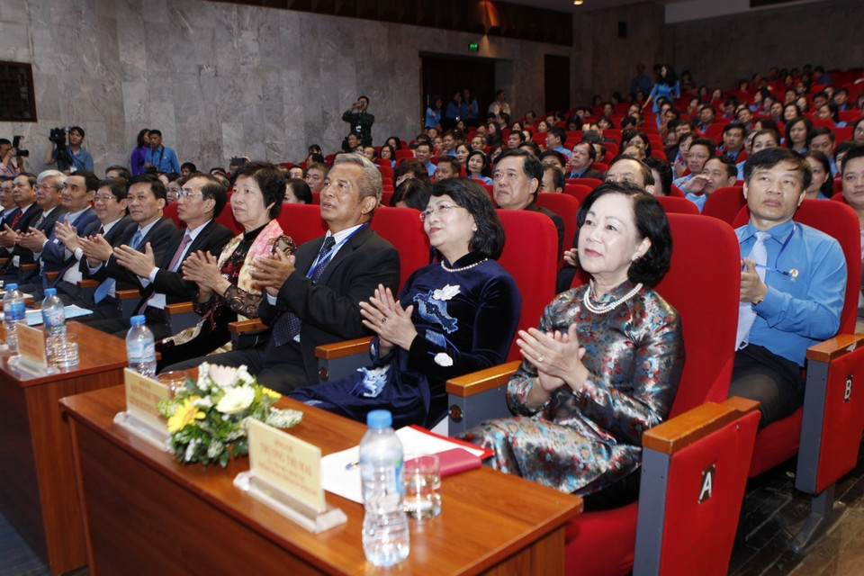 Bà Trương Thị Mai, Ủy viên Bộ Chính trị, Bí thư Trung ương Đảng, Trưởng ban Dân vận Trung ương, Phó Chủ tịch nước Đặng Thị Ngọc Thịnh và các đại biểu dự Đại hội. (Ảnh: TTXVN)