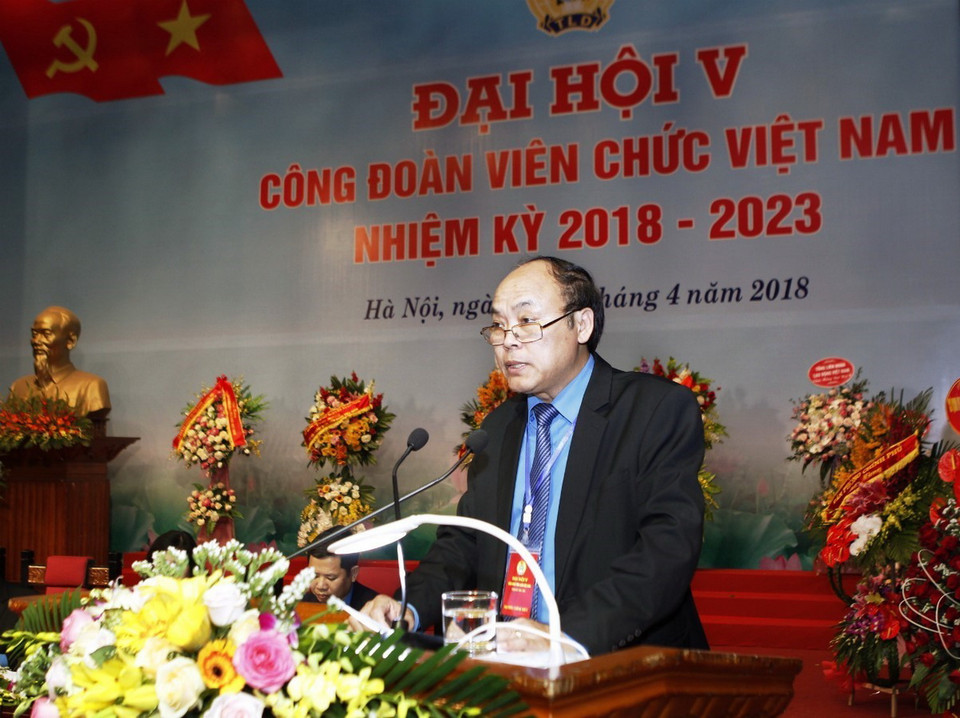 Phó Chủ tịch Công đoàn Viên chức Việt Nam khóa IV Đào Văn Ngọc đọc báo cáo tổng hợp kiến nghị của cán bộ, công chức, viên chức, lao động với Đảng, Nhà nước, Tổng Liên đoàn Lao động Việt Nam. (Ảnh: TTXVN)