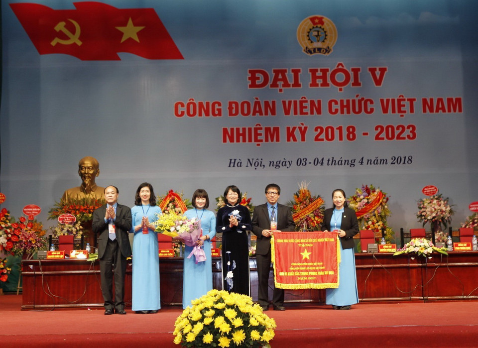 Phó Chủ tịch nước Đặng Thị Ngọc Thịnh trao Cờ Thi đua của Chính phủ năm 2017 cho Công đoàn Viên chức Việt Nam. (Ảnh: TTXVN)