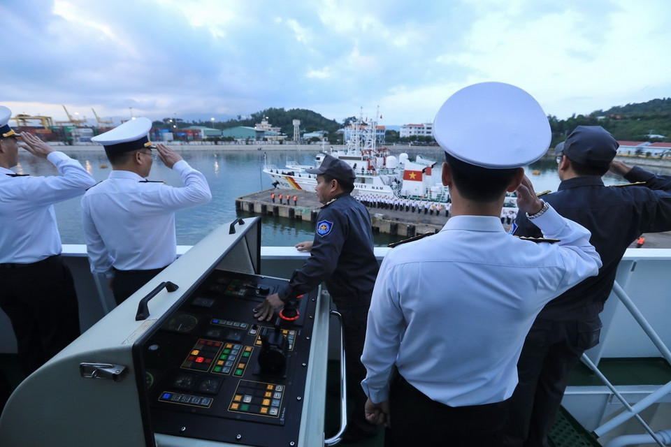 Đoàn công tác thực hiện nghi thức chào tạm biệt. (Ảnh: Tuấn Anh/TTXVN)