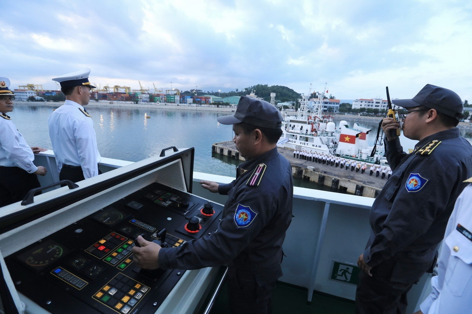 Cán bộ, chiến sỹ tàu Kiểm ngư 390 điều khiển tàu rời bến. (Ảnh: Tuấn Anh/TTXVN)