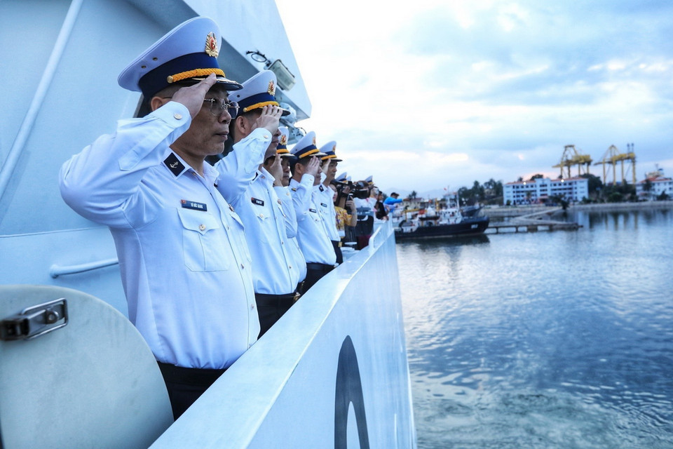 Đoàn công tác thực hiện nghi thức chào tạm biệt. (Ảnh: Tuấn Anh/TTXVN)