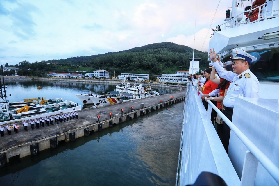 Đoàn công tác thực hiện nhiệm vụ cơ động và đi thăm, chúc tết quân dân hai huyện đảo Cồn Cỏ và Lý Sơn. (Ảnh: Tuấn Anh/TTXVN)