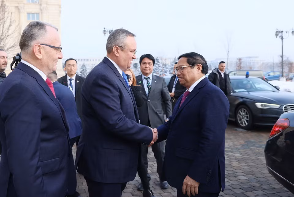 Chủ tịch Thượng viện Romania Nicolae Ionel Ciuca đón Thủ tướng Phạm Minh Chính. (Ảnh: Dương Giang/TTXVN)