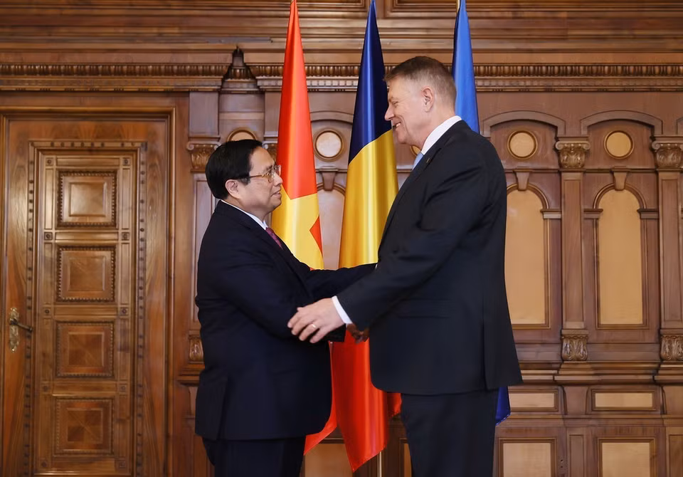 Thủ tướng Phạm Minh Chính hội kiến Tổng thống Romania Klaus Iohannis. (Ảnh: Dương Giang/TTXVN)