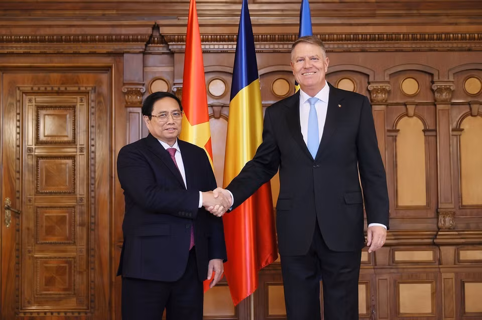 Thủ tướng Phạm Minh Chính hội kiến Tổng thống Romania Klaus Iohannis. (Ảnh: Dương Giang/TTXVN)