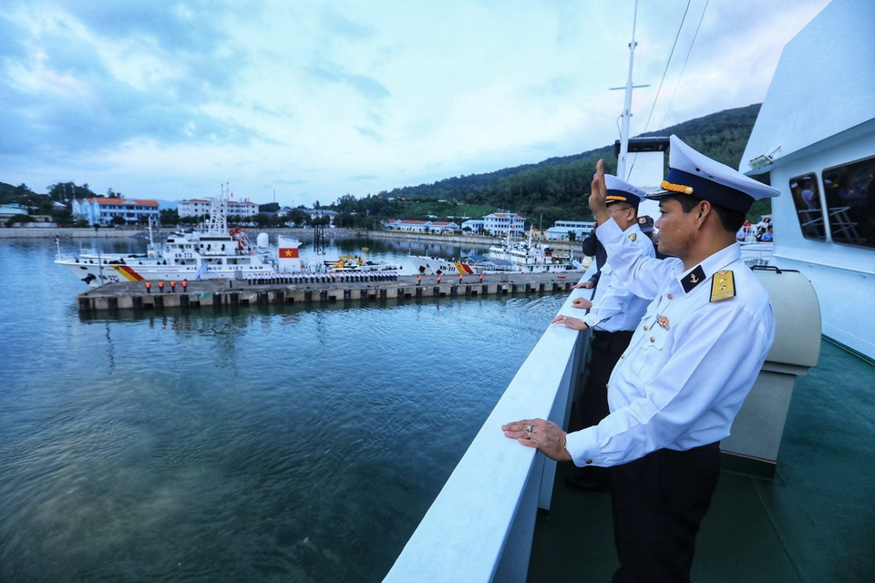 Đoàn công tác thực hiện nghi thức chào tạm biệt. (Ảnh: Tuấn Anh/TTXVN)