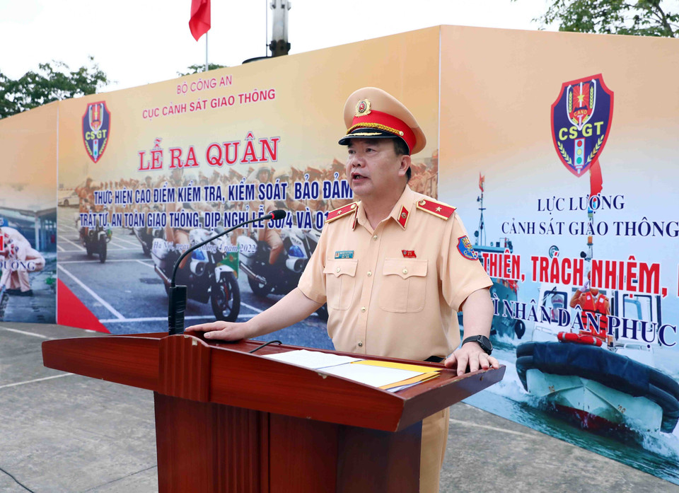 Thiếu tướng Nguyễn Văn Trung, Cục trưởng Cục Cảnh sát giao thông phát lệnh ra quân thực hiện cao điểm kiểm tra, kiểm soát, bảo đảm trật tự, an toàn giao thông dịp nghỉ lễ 30/4 và 1/5. (Ảnh: Phạm Kiên/TTXVN)
