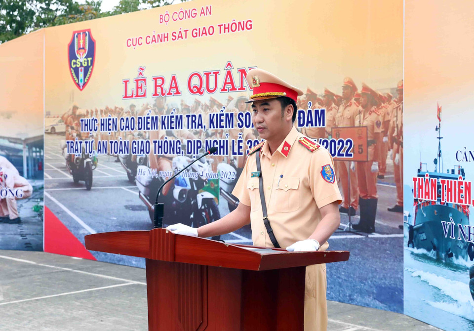Thượng tá Nguyễn Mạnh Thắng, Đội trưởng Đội tuần tra kiểm soát giao thông đường bộ cao tốc số 1, Cục Cảnh sát giao thông phát biểu. (Ảnh: Phạm Kiên/TTXVN)