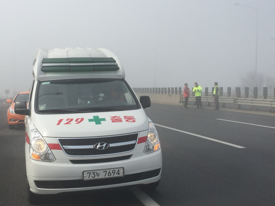 Xe cấp cứu túc trực tại hiện trường vụ tai nạn. (Ảnh: Phạm Duy/Vietnam+)