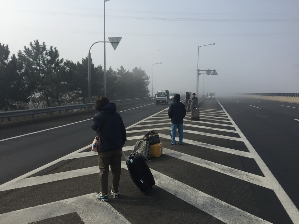 Nhiều hành khách phải vẫy xe để quay trở về trung tâm Seoul. (Ảnh: Phạm Duy/Vietnam+)