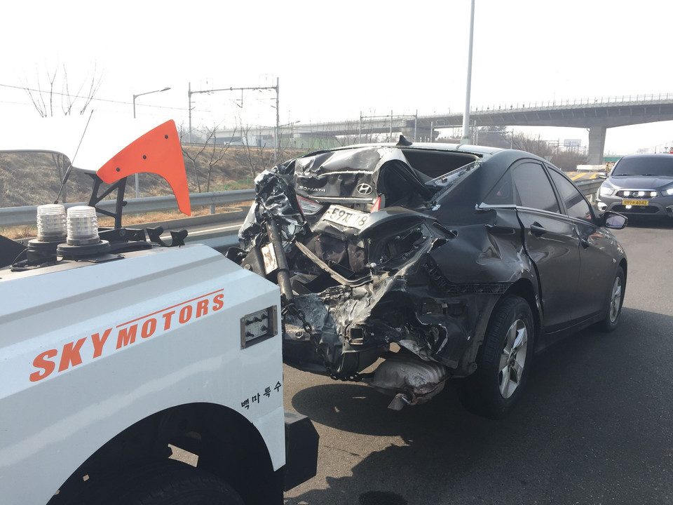 Thêm một chiếc xe dập nát hoàn toàn phần đuôi. (Ảnh: Phạm Duy/Vietnam+)