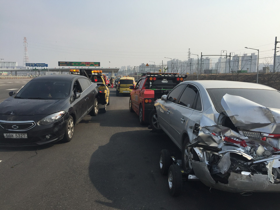 Hàng dài xe tai nạn về nơi tập kết. (Ảnh: Phạm Duy/Vietnam+)