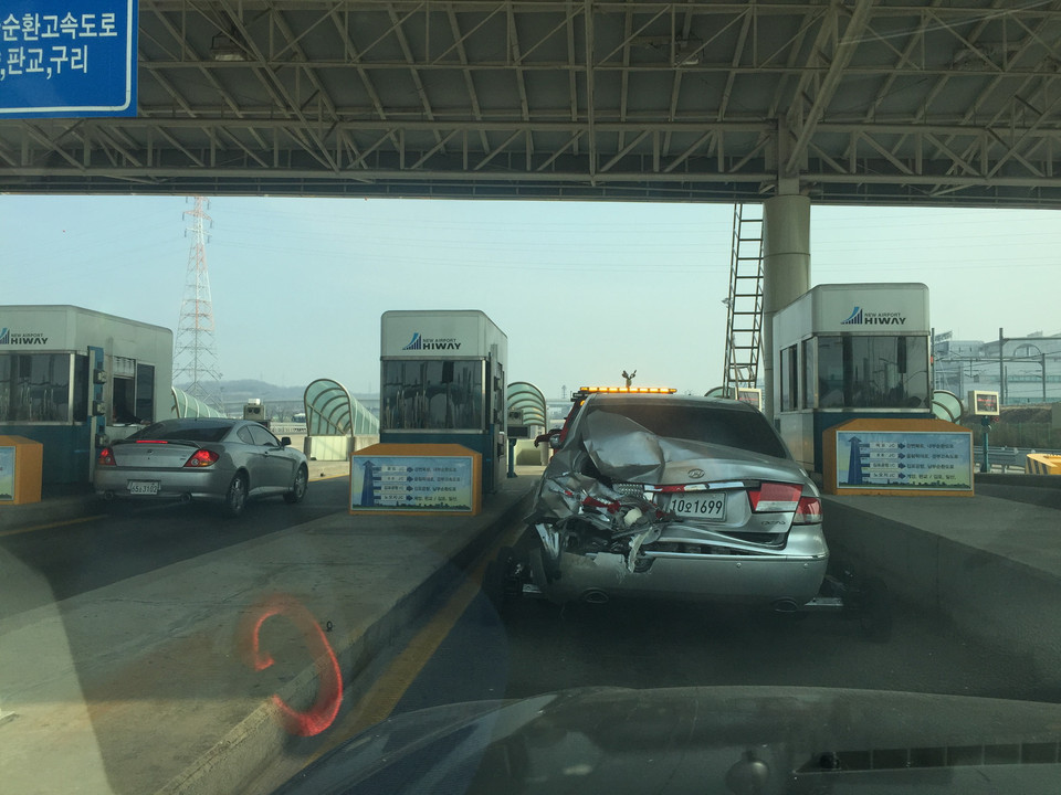 Một chiếc xe bị tai nạn. (Ảnh: Phạm Duy/Vietnam+)