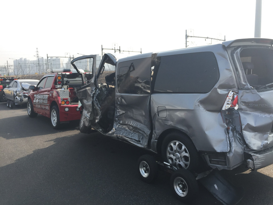 Chiếc xe bị tai nạn gần như bẹp rúm. (Ảnh: Phạm Duy/TTXVN)