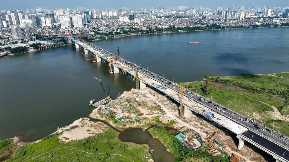 Việc hợp long cầu chính vượt dòng chủ sông Hồng đánh dấu mốc quan trọng, nối liền giữa hai phần dầm cầu đúc hẫng bờ phía quận Hai Bà Trưng và quận Long Biên. (Ảnh: Trung Nguyên/TTXVN)