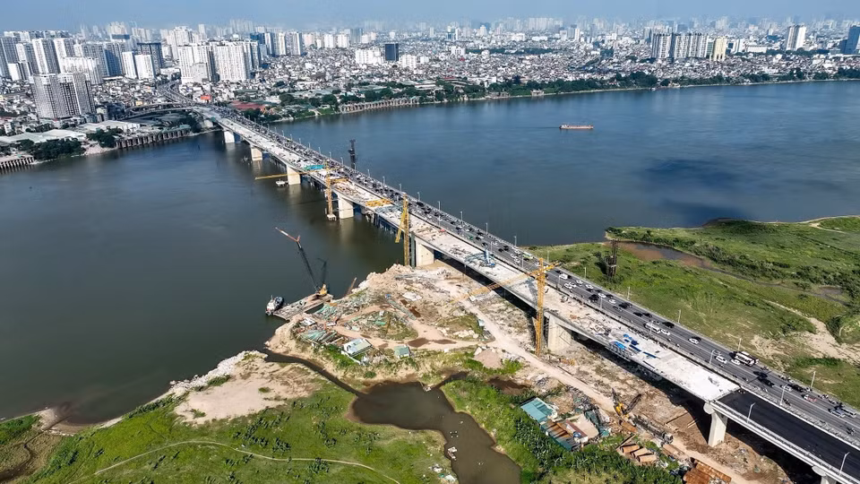 Việc hợp long cầu chính vượt dòng chủ sông Hồng đánh dấu mốc quan trọng, nối liền giữa hai phần dầm cầu đúc hẫng bờ phía quận Hai Bà Trưng và quận Long Biên. (Ảnh: Trung Nguyên/TTXVN)