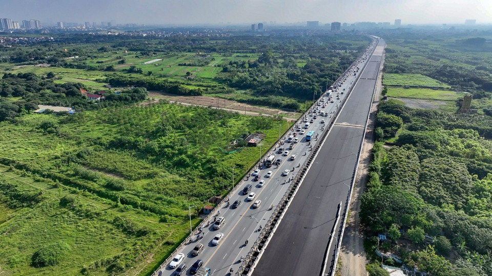 Cầu Vĩnh Tuy 2 có 8 làn xe, trong đó có 4 làn xe ôtô, 2 làn đường xe buýt và làn xe thô sơ. (Ảnh: Trung Nguyên/TTXVN)