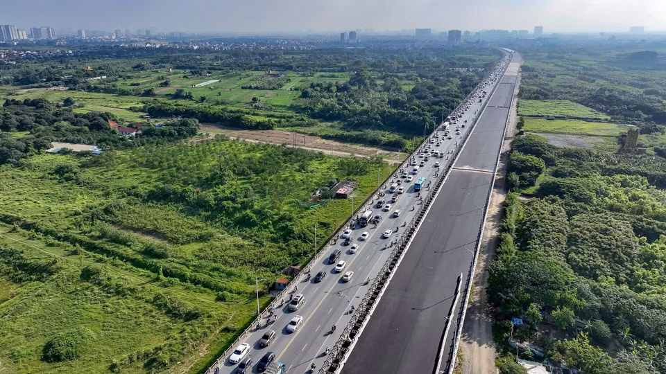 Cầu Vĩnh Tuy 2 có 8 làn xe, trong đó có 4 làn xe ôtô, 2 làn đường xe buýt và làn xe thô sơ. (Ảnh: Trung Nguyên/TTXVN)