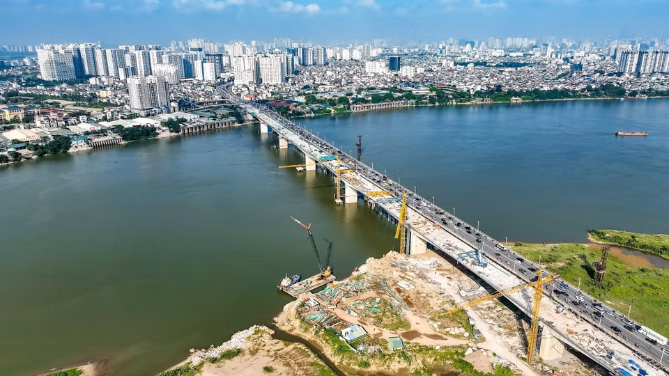 Các đơn vị tổ chức lại giao thông, lắp đặt dải phân cách biên, sơn kẻ tổ chức giao thông cầu Vĩnh Tuy giai đoạn 1 để đồng bộ toàn bộ dự án xong trước ngày 10/10. (Ảnh: Trung Nguyên/TTXVN)