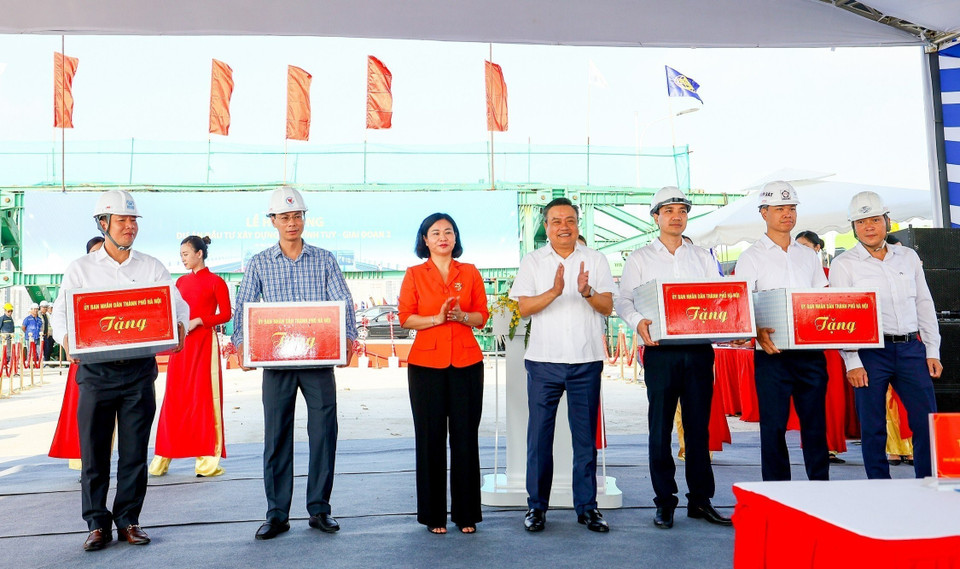 Lãnh đạo thành phố Hà Nội tặng quà cho các tập thể đã có thành tích tốt trong công tác xây dựng cầu Vĩnh Tuy 2. (Ảnh: Trung Nguyên/TTXVN)