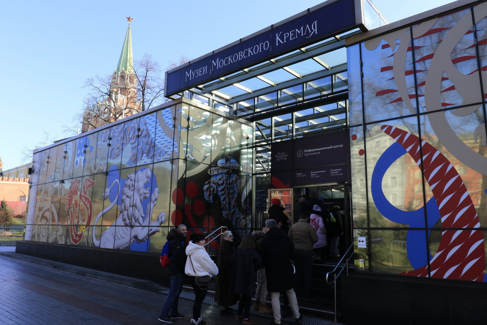 Quầy bán vé vào Bảo tàng Kremli không còn cảnh du khách xếp hàng dài đông đúc vào mua vé. (Ảnh: Trần Hiếu/TTXVN)