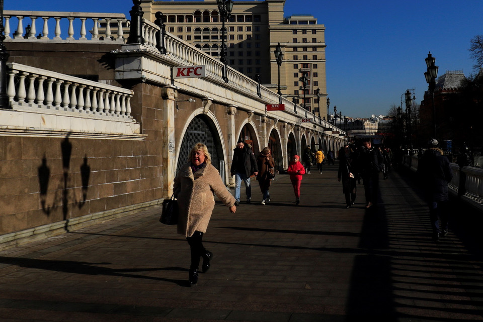 Quyết định này của Chính phủ Nga khiến dòng du khách Trung Quốc vào Nga tụt giảm nghiêm trọng, các tác động có thể cảm nhận gần như ngay lập tức. Tiền sảnh trung tâm thương mại Okhodnyi Ryad vốn đông đúc du khách Trung Quốc đến mua sắm, nay chỉ còn lại du khách Nga và châu Âu. (Ảnh: Trần Hiếu/TTXVN)