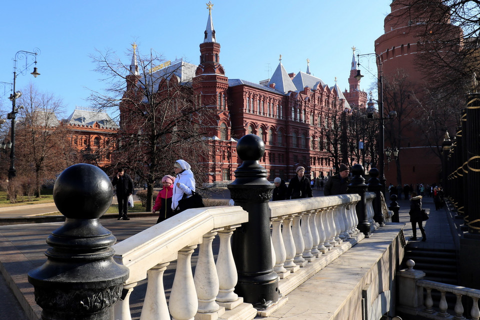 Những ngày này, người dân thủ đô Nga lại cảm nhận được sự thanh bình vốn có của những chiều Moskva thơ mộng, quyến rũ với dáng vẻ châu Âu. Quần thể danh thắng Quảng trường Đỏ và Điện Kremli vắng bóng du khách Trung Quốc. (Ảnh: Trần Hiếu/TTXVN)