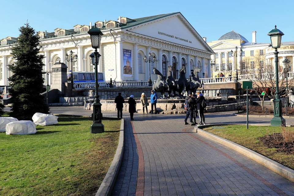 Khung cảnh vắng vẻ, yên bình trước Trung tâm triển lãm Moskva. (Ảnh: Trần Hiếu/TTXVN)