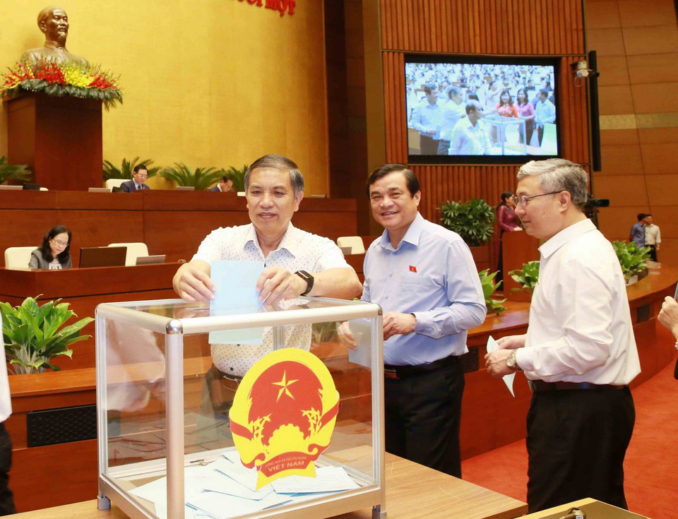 Đại biểu bỏ phiếu bầu một số Phó Chủ tịch Quốc hội. (Ảnh: Doãn Tấn/TTXVN)