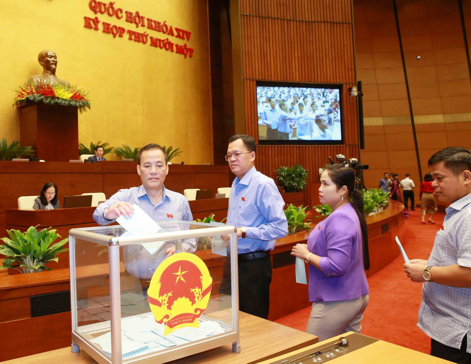 Đại biểu bỏ phiếu bầu một số Phó Chủ tịch Quốc hội. (Ảnh: Doãn Tấn/TTXVN)